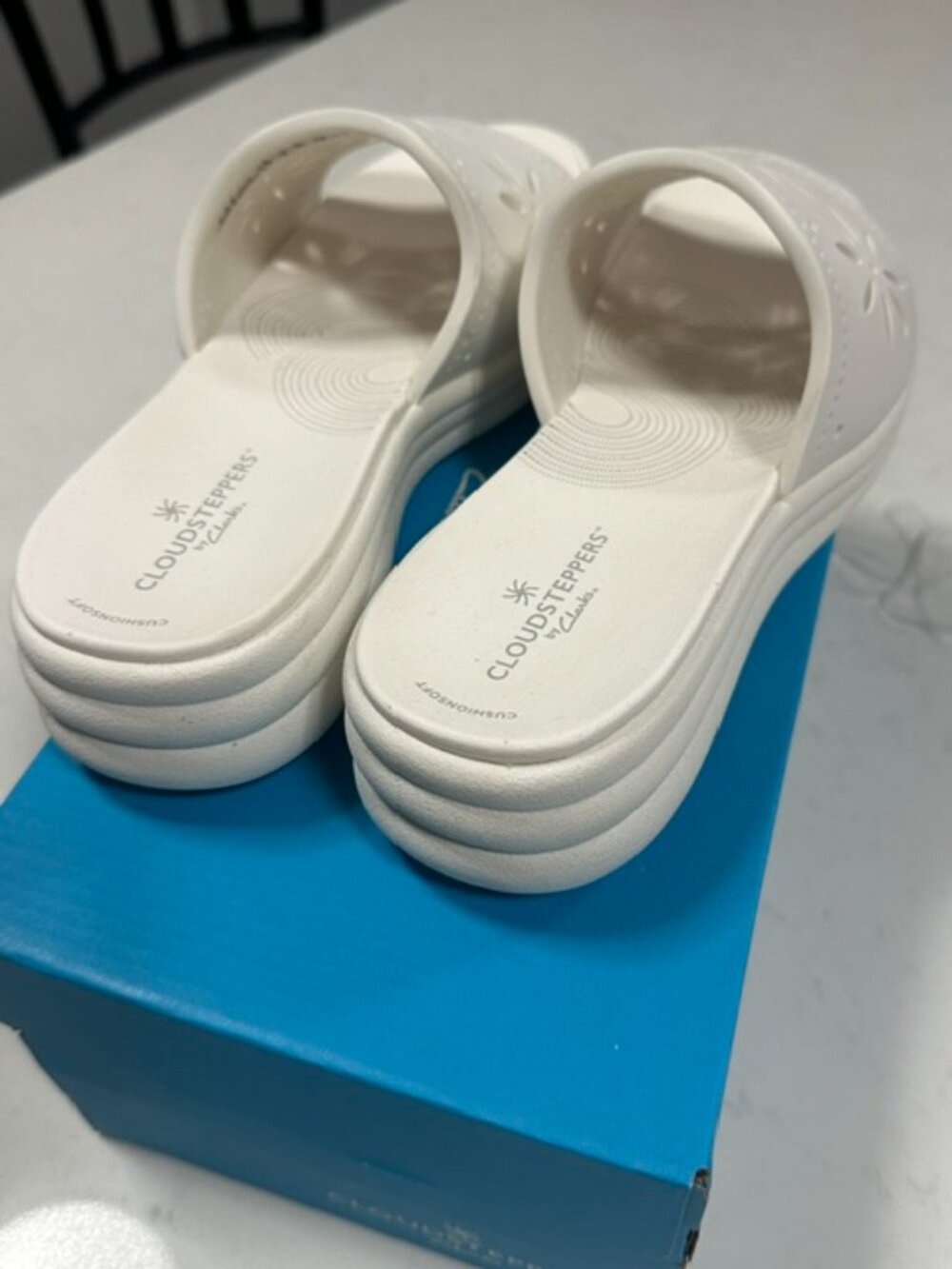 NIB Clarks Cloudsteppers Drift Floral Sandals White Size 8M - Picture 3 of 6